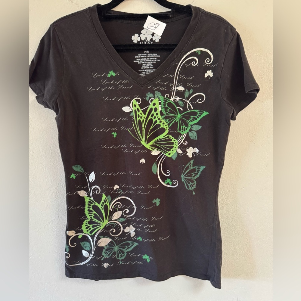 Lucky V-neck cap sleeve slim fit small black tshirt w green butterflies EUC